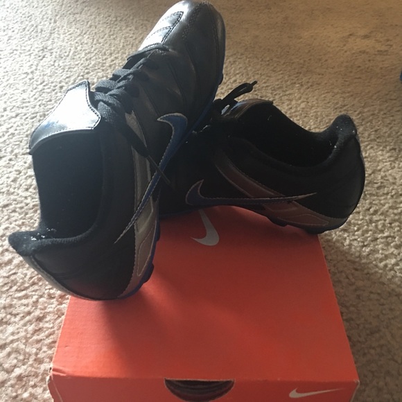 Nike Soccer Cleats - Picture 4 of 4